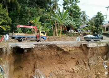 Bupati Suhatri Bur Desak Pemprov Perbaiki Jalan Provinsi yang Amblas di Padang Olo, Kuranji Hulu