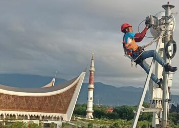 Teknisi XL Axiata sedang melakukan pemeliharaan perangkat BTS (Base Transceiver Station) di sebuah tower seputaran Kota Padang, beberapa waktu lalu.
