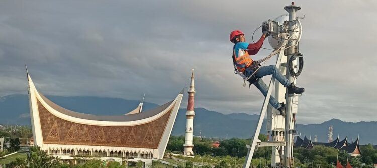 Teknisi XL Axiata sedang melakukan pemeliharaan perangkat BTS (Base Transceiver Station) di sebuah tower seputaran Kota Padang, beberapa waktu lalu.