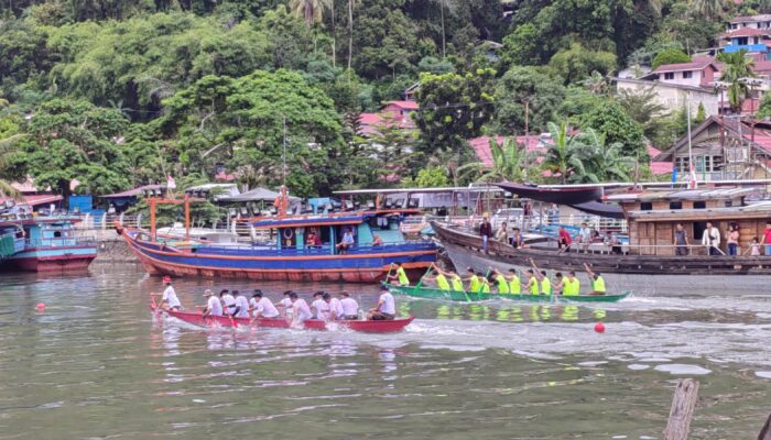Festival Muaro Padang Tempo Doeloe Dimeriahkan Selaju Sampan