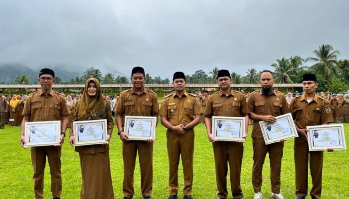 Dinilai Terbaik,  Delapan ASN Diganjar Penghargaan H.Iradatillah: ” Tunjukan kinerja Terbaik”