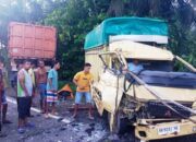 Hindari Jalan Berlubang, Truk Tronton Tabrak Colt Diesel, Sopir dan Penumpang Luka-Luka