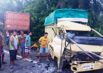 tronton tabrak colt diesel