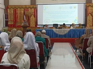 Ket. Foto : Direktur Kemenkes Poltekkes Padang, Renidayati saat pembukaan PKL-T di Kantor Bupati Padang Pariaman, Senin (29/4). YESI
