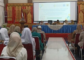 Ket. Foto : Direktur Kemenkes Poltekkes Padang, Renidayati saat pembukaan PKL-T di Kantor Bupati Padang Pariaman, Senin (29/4). YESI