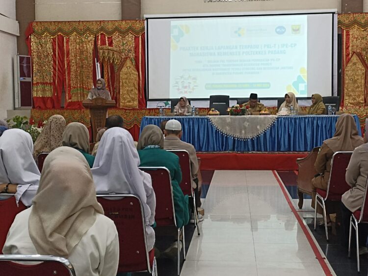 Ket. Foto : Direktur Kemenkes Poltekkes Padang, Renidayati saat pembukaan PKL-T di Kantor Bupati Padang Pariaman, Senin (29/4). YESI