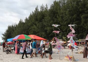 Libur Lebaran tahun ini membawa berkah bagi pedagang yang berjualan di objek wisata Kabupaten Agam.