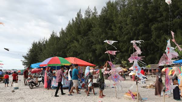 Libur Lebaran tahun ini membawa berkah bagi pedagang yang berjualan di objek wisata Kabupaten Agam.