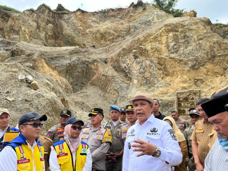 Bupati Solok Epyardi Asda bersama rombongan saat meninjau lokasi tambang ilegal di Nagari Aia Dingin, Kecamatan Lembah Gumanti, Kabupaten Solok pada Senin (22/4). IST