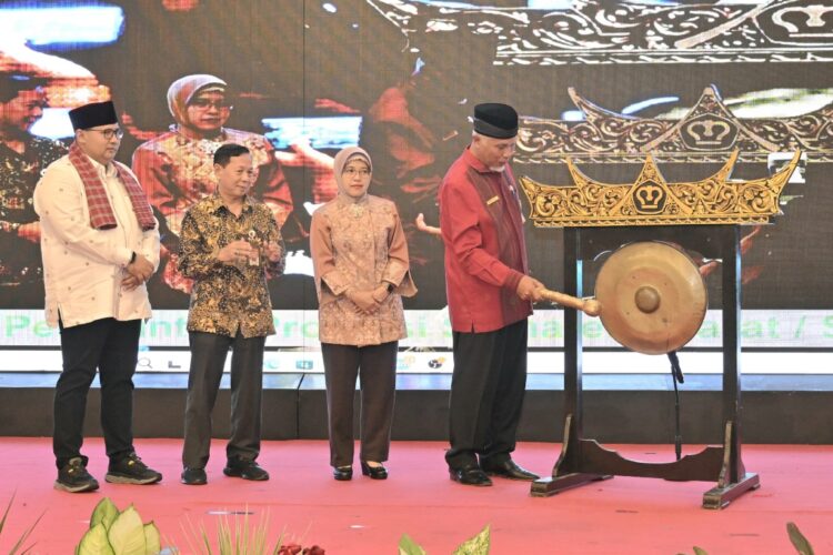 Gubernur Sumbar, Mahyeldi Ansharullah memukul gong tanda dibukanya Musrenbang Terintegrasi Sumbar di Pangeran Beach Hotel Padang, Kamis (28/4). IST