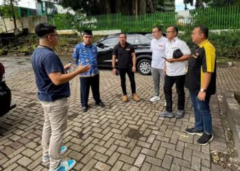 Bupati Tanah Datar Eka Putra SE MM saat menyambut kunjungan manajemen Toko Mr. DIY didampingi Asisten Ekonomi dan Pembangunan Alfian Jamrah, Kepala Dinas Pariwisata Riswandi dan OPD terkait di Gedung Indojolito Batusangkar, Rabu (17/4).REZKY