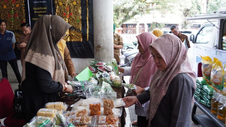 Pemko Padang Panjang menggelar pasar pangan murah untuk memenuhi kebutuhan masyarakat menjelang lebaran. IST