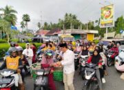 Defi Endri Bakal Calon Bupati Agam Bagi-Bagi Takjil di Maninjau dan Lubuk Basung