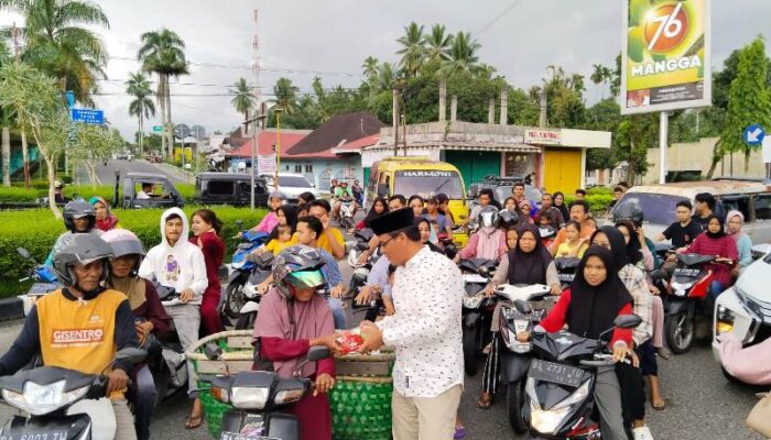 Defi Endri Bakal Calon Bupati Agam Bagi-Bagi Takjil di Maninjau dan Lubuk Basung