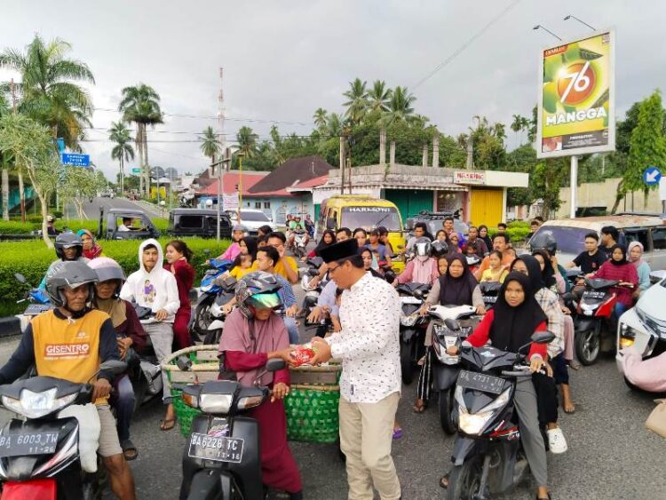 Defi Endri Bagi Takjil