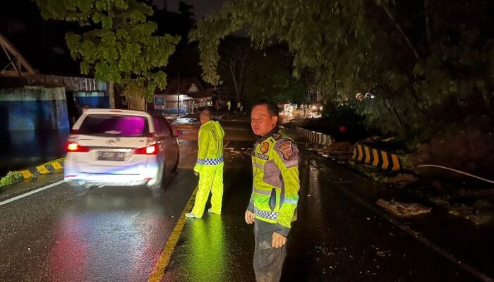 Sempat Lumpuh Empat Jam, Jalan Padang-Bukittinggi di Simpang Aia Angek Sudah Bisa Dilalui