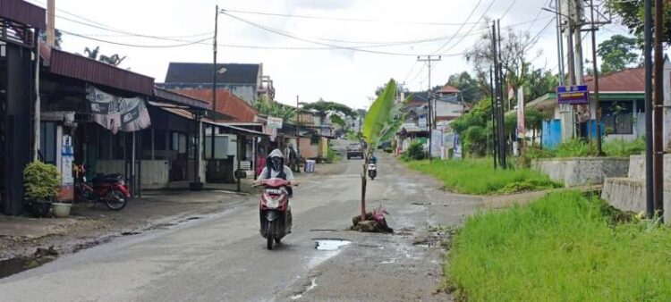 Perbaikan jalan rusak di Tanah Datar menjadi salah satu prioritas bagi Pjs Bupati Tanah Datar, Arry Yuswandi yang baru dilantik.