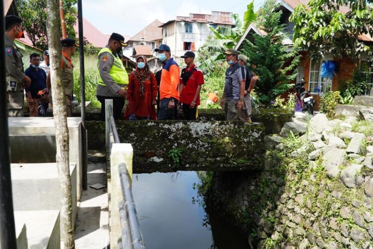 Buang Sampah ke Sungai