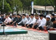 Ribuan Warga Salat Id di Plaza Kantor Pusat Semen Padang