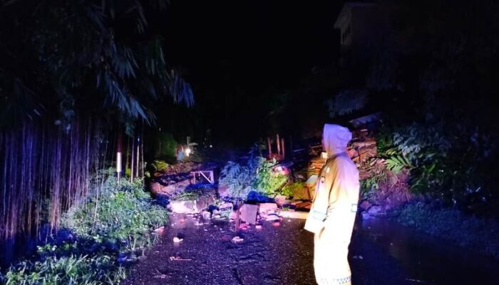 Jalan Raya Payakumbuh-Lintau Tertutup Longsor