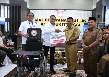 Dukung Peningkatan Layanan Publik Berbasis HAM, Semen Padang Serahkan Bantuan Kursi Roda dan Sarana Prasarana untuk MPP Bukittinggi