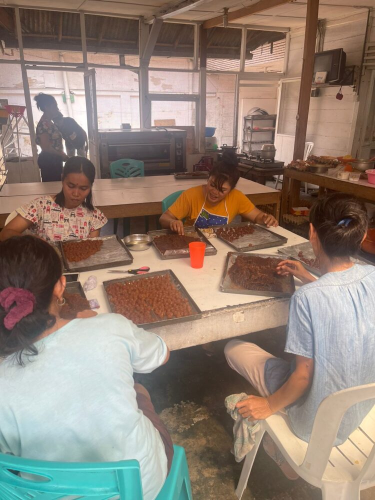 Kesibukan karyawan di tempat produksi Kue Kering Rose