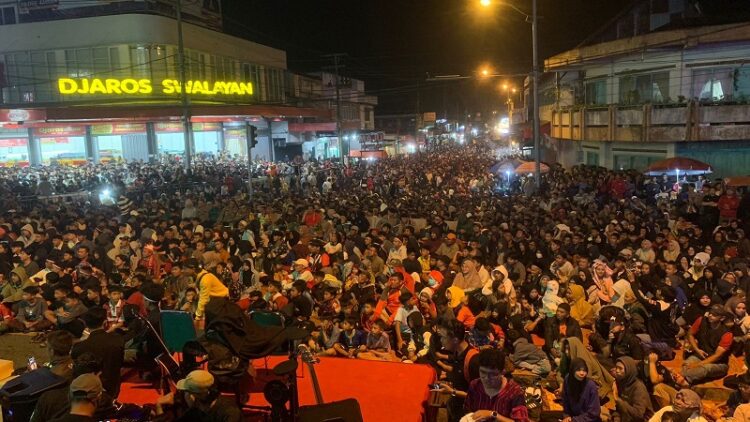 Warga Padang Panjang Nobar