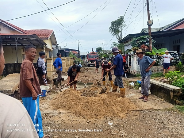 Warga Jorong Seberang Mimpi Komplek Perumahan Bumi Lawai Permai, Nagari Gunung Medan menggelar aksi sosial gotong royong atau goro membersihkan lingkungan