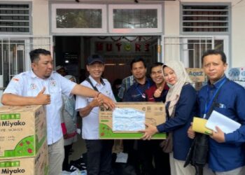 Penyaluran bantua untuk masyarakat terdampak galodo di Tanah Datar.