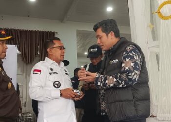 Bupati Tanah Datar Eka Putra saat menerima bantuan dari oleh Pimpinan Badan Pelaksana BPKH, Harry Alexander untuk korban galodo Tanah Datar, Rabu (25/5/2024). IST