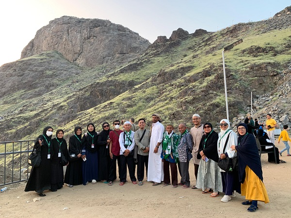 Al-Azhar Islamic Tour PT Azhar Mitra Utama hadirkan paket paket umrah akbar bersama Ustaz Abdul Somad (UAS).