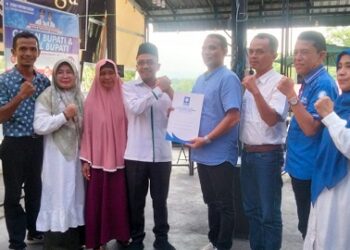 Ketua DPD PAN Sijunjung Daswanto didampingi Sekretaris Dan pengurus PAN Sijunjung menerima secara resmi pengembalian berkas bakal calon Bupati Sijunjung Mukhlis, Jumat (24/5) lalu.