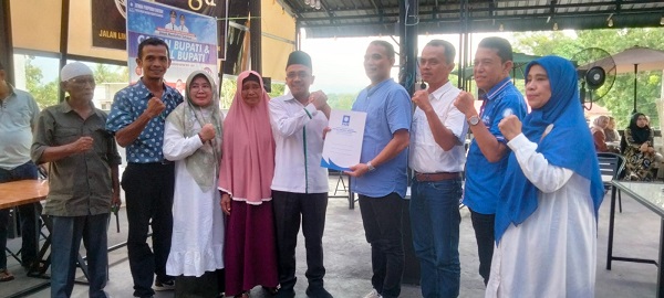 Ketua DPD PAN Sijunjung Daswanto didampingi Sekretaris Dan pengurus PAN Sijunjung menerima secara resmi pengembalian berkas bakal calon Bupati Sijunjung Mukhlis, Jumat (24/5) lalu.