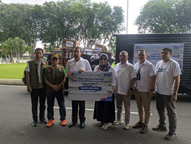 Bank Tabungan Negara (BTN) menyerahkan bantuan kebutuhan pokok kepada korban bencana di Sumbar yang diserahkan kepada Pemprov Sumbar Sabtu (18/5) di Kantor Gubernur Sumbar. NURFATIMAH