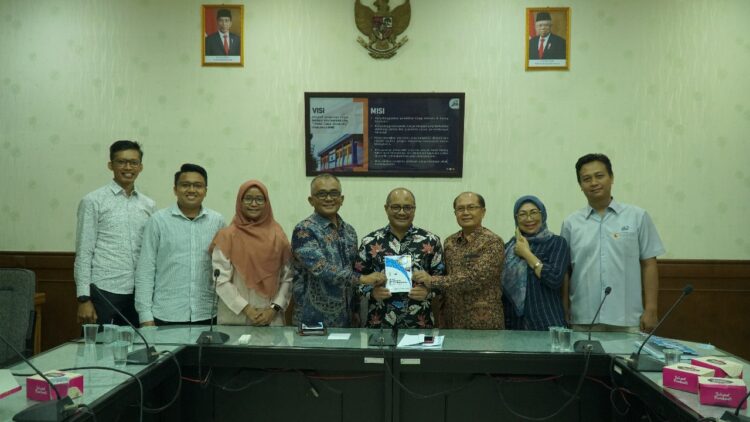 FOTO BERSAMA – Jajaran panitia pemilihan rektor ITP yang saat ini sudah dibuka, Senin (20/5). WINDA
