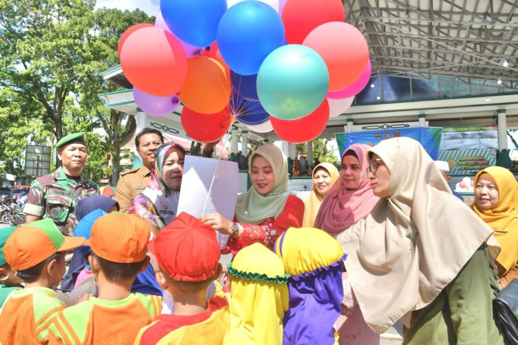 Staf ahli Bupati bidang Kemasyarakatan dan Sumber Daya Manusia Roza Syafdefianti menghadiri peringatan Hari Anak Nasional (HAN) tingkat kecamatan di Banuhampu, Senin (27/5).IST