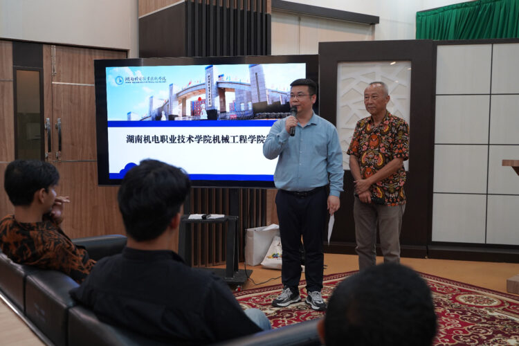 Perwakilan dari Hunan Mechanical and Electrical Polytechnic, melakukan presentasi kepada perwakilan dari PNP. Ipat