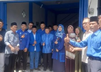 Didampingi Istri dan Relawan, Bacalon Wako Payakumbuh H. Almaisyar Kembalikan Formulir Pendaftaran kepada 3 Partai