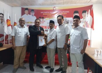 Pilkada Padang, Hidayat Dikawal Emak-Emak Serahkan Pendaftaran ke Gerindra