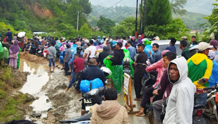 Ratusan Kendaraan Solsel-Padang Terjebak Macet Selama ber Jam-Jam di Lolo Pantai Cermin