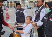 Laporan Kloter I Asal Padang, Petugas Haji Berikan Layanan Prioritas pada Lansia. 