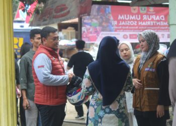 Richi Aprian Serahkan Bantuan ke Korban Banjir Bandang