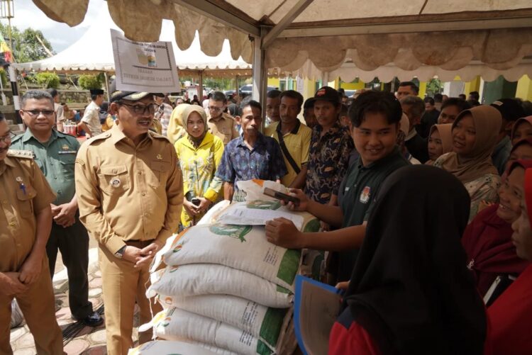 Bupati Solsel, H. Khairunas tinjau penyerahan bantuan pangan BP-CBP periode ke-II Tahun 2024 di Kec. SBJ, Selasa (28/5/2024).