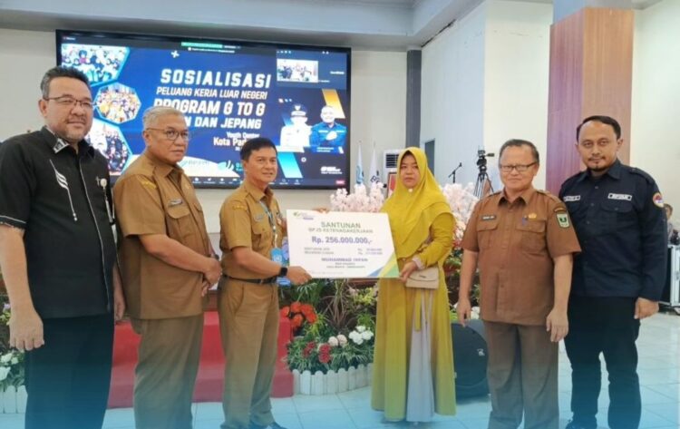 Penyerahan secara simbolis santunan kepada ahli waris tenaga migran dari BPJS didampingin Kepala BP3MI Sumbar, Kepala BPJS Padang, Kepala Disnaker Sumbar, dan Kepala Disnakerin Padang. IST