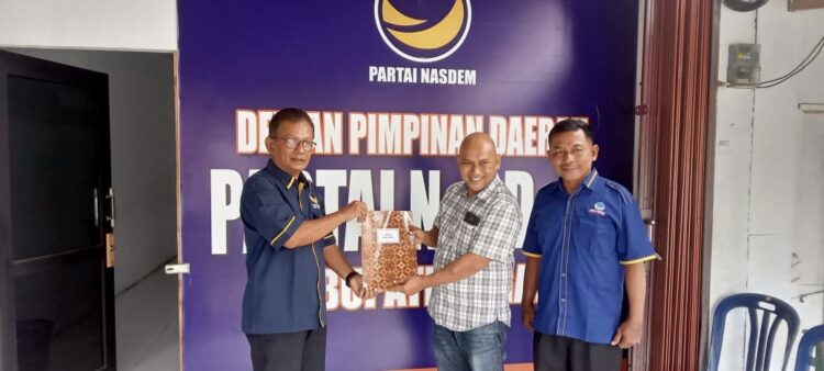 SERAHKAN BERKAS- Balon Kepala Daerah Kabupaten Agam, Amril Jambak mengembalikan formulir pendaftaran ke Kantor DPD Partai Nasdem di Lubuk Basung. IST.