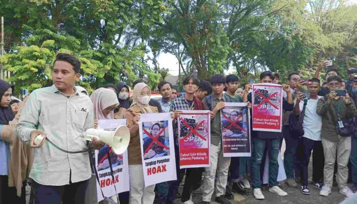 Sebarkan Kebohongan dan Sebut Kota Padang Tidak Aman, Seruan Tangkap dr Richard Lee Menggema di Halaman Mapolresta Padang