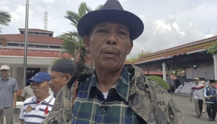 Serahkan Ribuan Butir Telur untuk Pengungsi Tanah Datar, Ini Sosok Mak Dang Sang Pengusaha Ayam