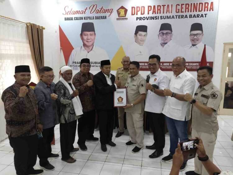 Ganefri menyerahkan formulir pendaftaran bakal calon gubernur Sumbar ke Gerindra, Minggu (19/5/2024). FARDIANTO