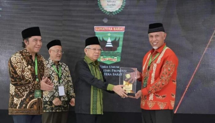 Sabet Gelar Juara Umum Anugerah Adinata Syariah 2024. Sumbar Siap Tumbuh Kembangkan Potensi Ekonomi Keuangan Syariah