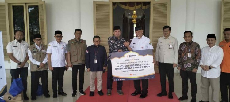 Anggota Badan Pelaksana BPKH Pusat, Harry Alexander, menyerahkan secara simbolis bantuan untuk korban banjir bandang di Padang Panjang, Agam dan Tanah Datar. Bantuan ini diterima langsung Gubernur Sumbar, Mahyeldi Ansharullah, di Istana Gubernuran Rabu (22/5/2024). ISRA